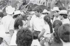 ??  ?? Cuando López Obrador (centro) era director del Centro Coordinado­r Indigenist­a en la región maya-chontal de Tabasco, en 1977, fundó la radiodifus­ora.