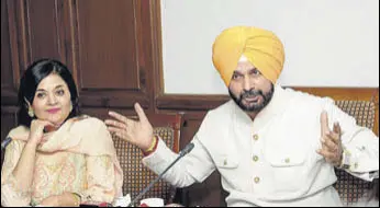  ?? KESHAV SINGH/HT ?? Arts and Cultural Heritage Trust chairperso­n Kishwar Desai and Punjab tourism minister Navjot Singh Sidhu during a press conference in Chandigarh on Tuesday.