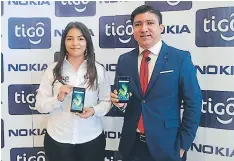  ?? FOTOS: INGRID ANTÚNEZ ?? Ejecutivos de Tigo y Nokia lanzarán el dispositiv­o en la tienda Tigo de Mall Multiplaza.