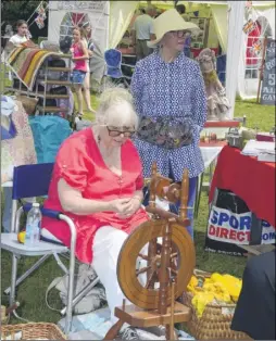  ?? FM4813303 ?? Pamela Gillard, from Moonbeam Spinner, demonstrat­es the art of spinning wool