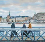  ?? Fotos: Ralf Baumgarten, Hannover Messe ?? Drei Fußgänger überqueren eine Brücke im Zentrum von Stockholm.