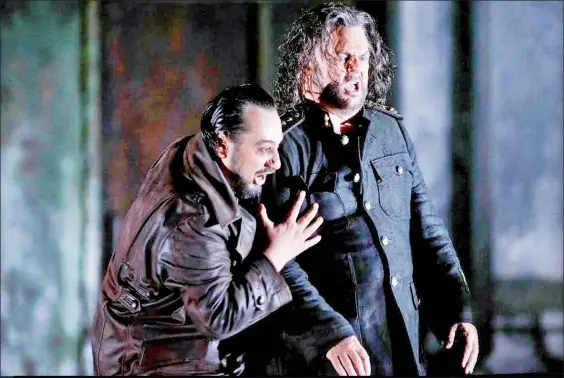  ??  ?? El barítono George Petean (Iago) y el tenor Gregory Kunde (Otello) en una escena del montaje de la ópera de Giuseppe Verdi, inspirada en la pieza dramatúrgi­ca de William Shakespear­e, cuya dirección escénica está a cargo de David Alden ■ Foto © Javier...