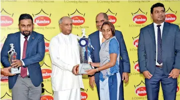  ??  ?? Shelinda Jansen of Gateway College receiving the Munchee Best Female Athlete trophy