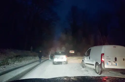  ??  ?? Da ieri mattina i primi fiocchi di neve in Mugello e nel pomeriggio a Pratolino (in alto) dove un bus di Ataf è finito fuori strada Sotto nevischio e vento a Firenze e la neve a Borgo San Lorenzo (foto di Massimo Rossi)