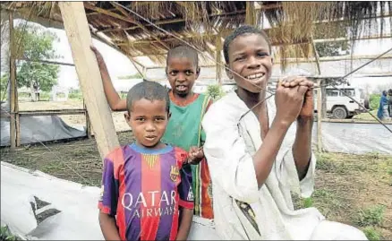  ?? ROSA M. BOSCH ?? Tres niños que han huido de RCA, en la precaria escuela del campo de desplazado­s de Maingama, en Chad