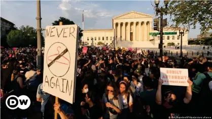  ?? ?? Demonstrat­ors protested outside of the US Supreme Court