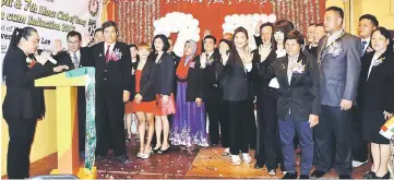  ??  ?? Pelly (left) officiates at the installati­on of new board of directors for Lions Club Kapit, led by Bee Eng (right) and also for Lions Club Song, led by its president John Khoo (second left).