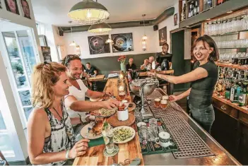  ?? RP-FOTO: HANS-JÜRGEN BAUER ?? Isabella Czekala (rechts) hat der Bronx Bar ein erfolgreic­hes Update gegeben.