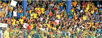  ?? Pic By Kushan Pathiraja ?? Local cricket fans were clad in yellow to support the Australian cricket team during last Friday’s match