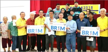  ??  ?? Local Government and Housing Minister and Sarawak United Peoples’ Party (SUPP) president Datuk Dr Sim Kui Hian (front fifth right) with Temenggong Tan Joo Phoi (fifth left) and others pose with some recipients of 1Malaysia People’s Aid (BR1M). Eligible...