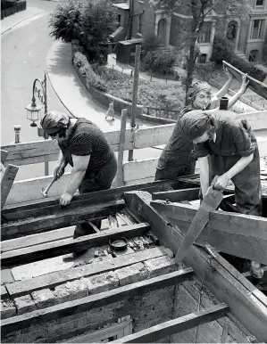  ??  ?? ABOVE Women builders carrying out repairs in June 1941