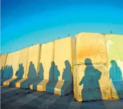  ?? ?? Sombras de mujeres palestinas en tránsito a Jerusalén desde Ramallah.