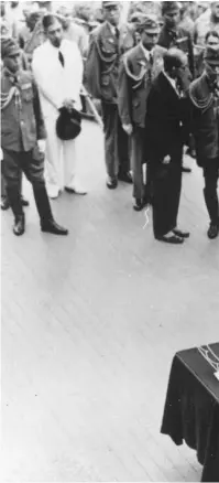  ??  ?? A la dcha., el ministro de Exteriores Mamoru Shigemitsu firma la rendición japonesa en el USS Missouri ante el general Macarthur, 1 de septiembre de 1945.