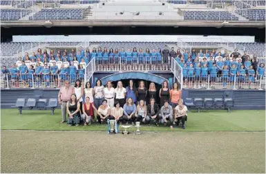  ?? Foto: FC Málaga ?? Das einzige Highlight der Woche: Die Frauenmann­schaft des FC Málaga hat ihre neue Trophäen-Vitrine eingeweiht.