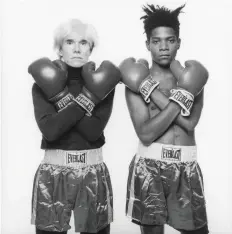  ??  ?? ci-dessus, septembre 1985: Basquiat et Warhol posent ensemble en boxeurs. ci-contre, Jean-Michel Basquiat à Saint-Moritz, Suisse, en 1983.