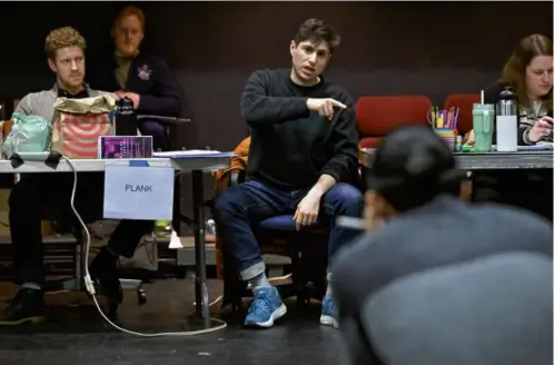  ?? PHOTOS BY JOSH REYNOLDS FOR THE BOSTON GLOBE ?? Playwright Francisco Mendoza (left) looks on as director Gabriel Vega Weissman speaks to actor Armando
Rivera during a rehearsal for “Machine Learning.” Below: Rivera (left) and Jorge Alberto Rubio rehearse a scene.