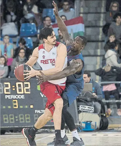  ?? FOTO: PERE PUNTÌ ?? Pere Tomàs El alero del RETAbet trata de proteger un balón ante el acoso del azulgrana Sanders