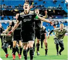  ??  ?? Algarbía plena vivieorn los jugadores de Ajax, que ni ellos esperaban esta gran victoria. FOTO: AFP