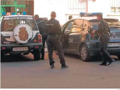  ?? D. S. ?? Agentes de la Policía Nacional en la vivienda de Alcalá donde se produjo la tragedia familiar.