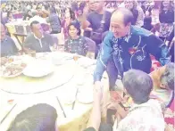  ??  ?? EDWARD bersalaman dengan tetamu majlis itu.