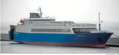  ?? ALBA FEIXAS / EFE ?? El buque ‘Eurocargo Napoli’ que MLC ha comprado a Grimaldi Lines ya está atracado en el Puerto de Motril.