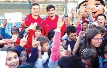  ??  ?? Tiago Sá e Trincão visitaram a Escola EB1 de São Vítor, em Braga