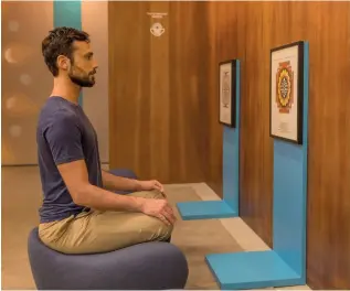 ??  ?? Look forward In the gazing meditation area, graphics on the wall facilitate Trataka yoga practice 凝視平 「觀冥想」區的牆壁掛上了不同圖­案的圖畫，幫助乘客練習凝視心
