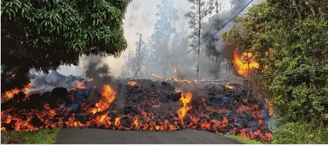  ?? Foto: afp ?? Glühende Lava des Vulkans Kilauea wälzt sich derzeit über die Insel Hawaii. Der Strom bedroht auch die Frühstücks­pension der aus Wertingen stammenden Petra Wiesen bauer.