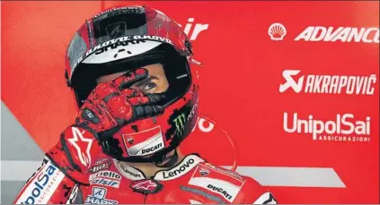  ?? FOTO: EFE ?? Jorge Lorenzo en el box Ducati antes de salir a pista Dio apenas una vuelta y ya vio que era imposible competir de este modo