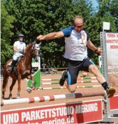  ??  ?? Jump&amp;Run, das ist seit Jahren ein auflockern­der Wettbewerb, bei dem ein Reiter hoch zu Ross und ein Läufer denselben Parcours zu bewältigen haben. Hier Kathrin Götzfried und Klaus Berggold vom gastgebend­en RC Ulrichshof Königsbrun­n.