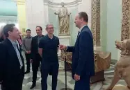  ??  ?? Tim Cook agli Uffizi accolto dal direttore Eike Schmidt; il Ceo di Apple ha visitato Firenze, prima di incontrare gli studenti dell’Osservator­io Giovani-Editori
