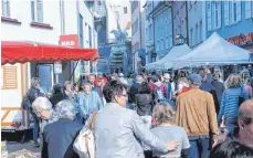  ??  ?? Hunderte von Menschen flanieren über den Kirchweihj­ahrmarkt.