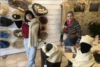  ?? (Photo Ph. D.) ?? Isabelle Jöhr (à droite) et Cassandre Caly (à gauche) au milieu de leurs créations. Elles animent Laine Rebelle un atelier boutique vouée à une matière première qui n’offre que des qualités.