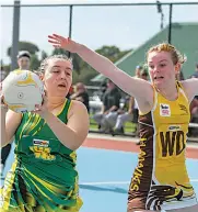  ?? Mid Gippsland photos by CRAIG JOHNSON. ?? Hill End wing attack Paris Trouthton takes the ball against Morwell East’s Alana Walker.