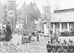  ??  ?? Versammlun­g vor der Hammerschm­iede am Brenzurspr­ung.