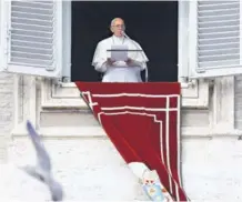  ??  ?? El Papa, el domingo, en la Plaza de San Pedro.