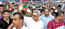  ?? PICS BY KUSAN PATHIRAJA AND PRADEEP DILRUKSHAN­A ?? Former President Mahinda Rajapaksa and former Defence Secretary Gotabhaya Rajapaksa seen during the Joint Opposition’s Janabalaya Kolambata protest rally that converged on Colombo Fort yesterday evening.