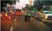  ?? EDI SUDRAJAT/JAWA POS ?? KORBAN MENINGGAL DI TEMPAT: Polisi melakukan olah TKP kecelakaan di Jalan Raya Gedangan kemarin.