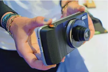  ?? FOTO: NAGEL/DPA ?? Der Kameraaufs­atz für Motorolas Moto Z wurde in Zusammenar­beit mit Markenhers­teller Hasselblad gefertigt.