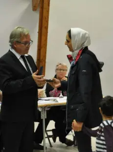  ??  ?? Remise de la médaille de la ville à la femme d’Hassan Kherbach par Michel Billout, maire de Nangis.