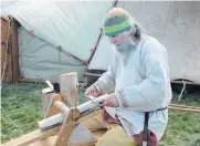  ?? ?? Groen Karl (otherwise known as Richard Lees) demonstrat­es woodturnin­g by hand.