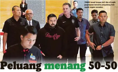  ?? FOTO: ?? TUNKU Ismail (empat kiri) tiba di majlis perjumpaan bersama penyokong bola sepak negara semalam.