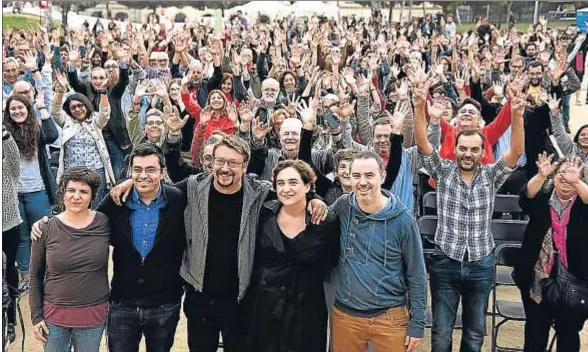  ?? ÀLEX GARCIA ?? Gala Pin, Gerardo Pisarello, Xavier Domènech, Ada Colau y Eloi Badia, en el acto de BComú, en el parque de la Estació del Nord