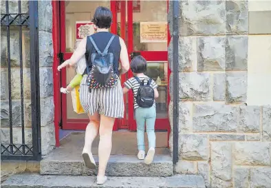  ?? EUROPA PRESS / EDUARDO SANZ ?? Una madre lleva a sus hijos en el primer día de colegio en Pamplona.