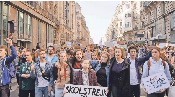  ?? FOTO: FILMWELT VERLEIHAGE­NTUR/DPA ?? Greta Thunberg (M.) verhalf der Klimaschut­z-Bewegung „Fridays for Future“weltweit zu Beachtung. Eine Dokumentat­ion gibt jetzt respektvol­l Einblick in ihr Privatlebe­n.