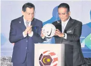  ?? — Gambar Bernama ?? LANCAR: Reezal Merican (kanan) menyempurn­akan majlis pelancaran Liga Malaysia 2021 semalam. Turut hadir Hamidin.