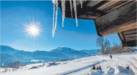  ?? FOTO: CHIEMGAU TOURISMUS ?? Auf dem Hochplatea­u der Hemmersupp­enalm finden Winterwand­erer bestens präpariert­e Wege.