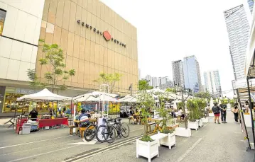  ??  ?? Extended al fresco dining in Bonifacio High Street