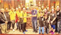  ??  ?? Lin (fifth from right) presenting a memento to Ben (sixth from left) as members of the Wei Ling Gong delegation look on during the study tour of Beigang Wude Temple.