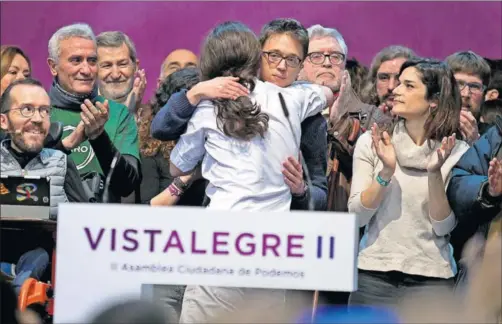  ?? / SANTI BURGOS ?? Pablo Iglesias abraza a Íñigo Errejón en febrero de 2017 tras el congreso de Vistalegre II.